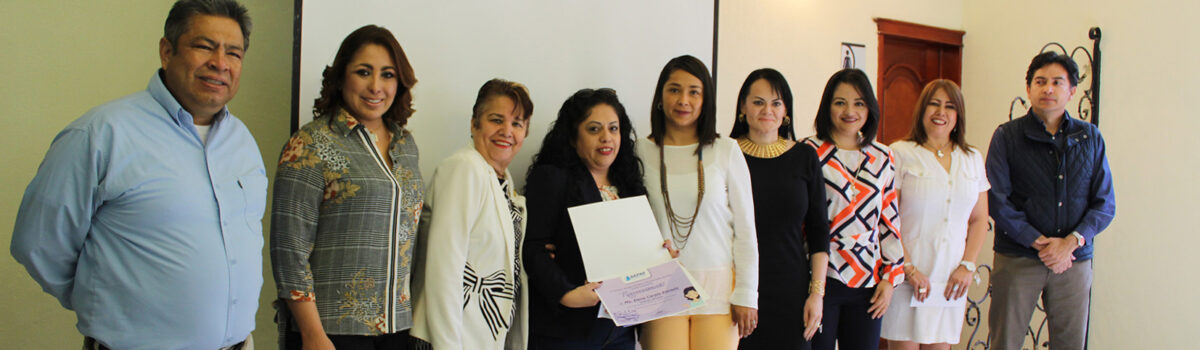 SAPAS entrega reconocimiento a Mujer del Año.