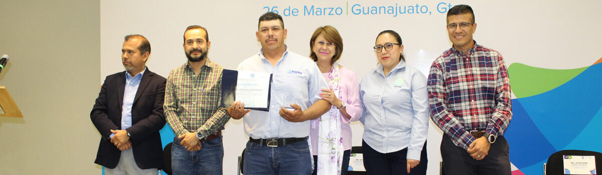 CEA reconocen a empleado de SAPAS por su desempeño.