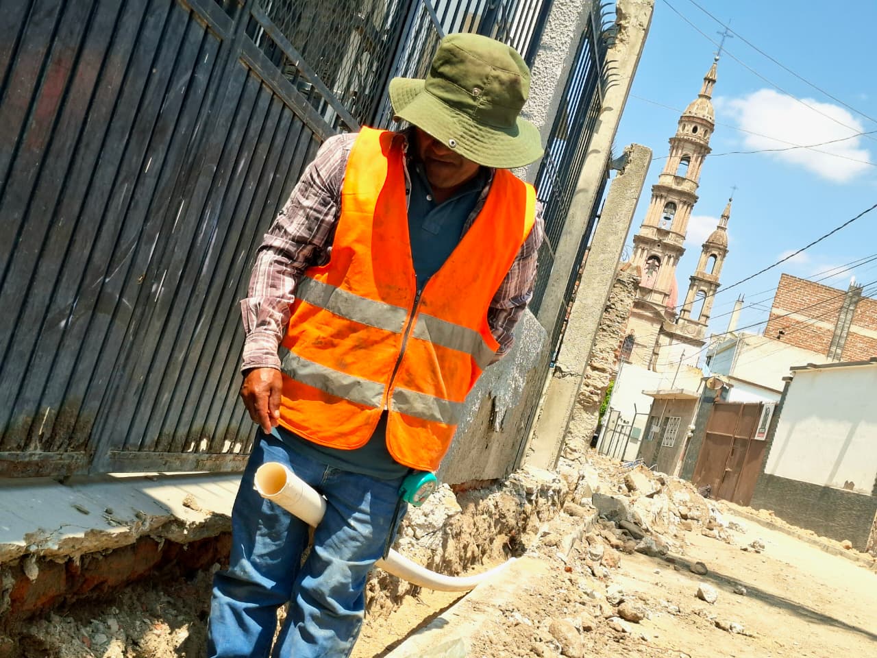 Rehabilitan red de agua en el callejón del Oso y la calle Esperanza