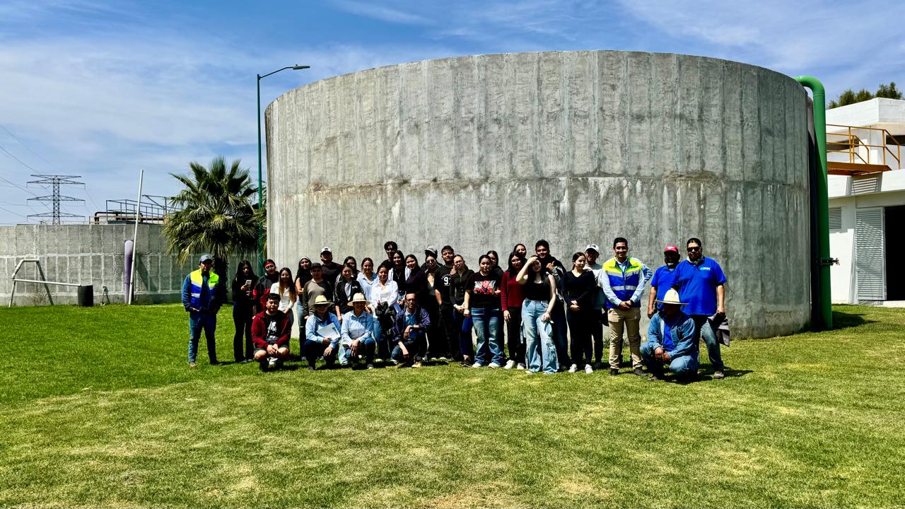 Estudiantes de la UG visitan la planta de tratamiento de San José de Gracia y siembran árboles
