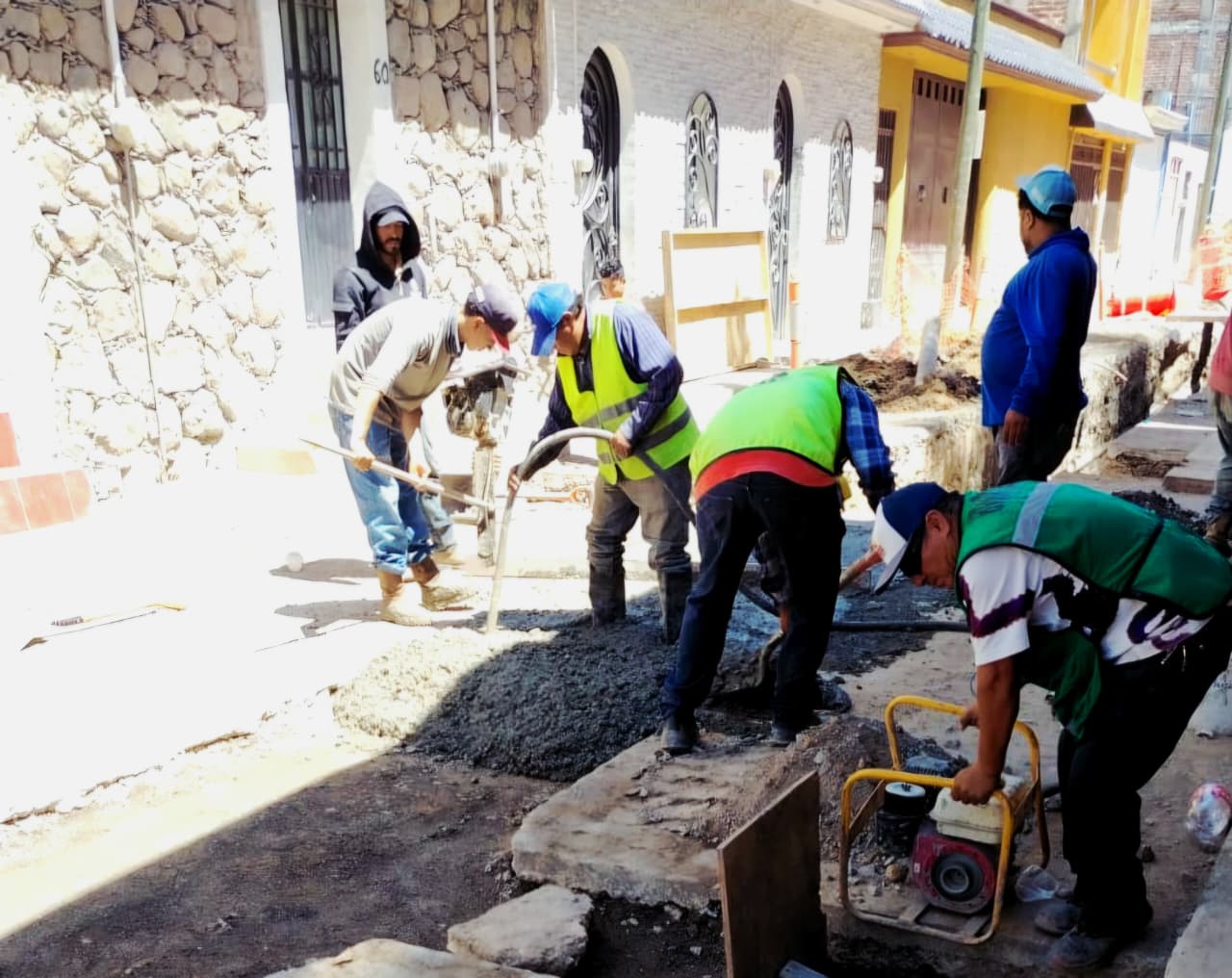 Avanza en tiempo y forma la rehabilitación del colector sanitario de la calle Lucero