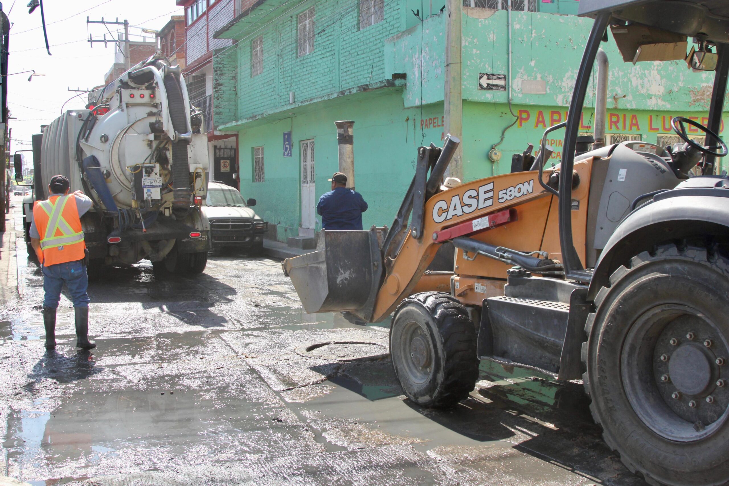 Sigue SAPAS brindando apoyo con limpieza en la calle Lucero
