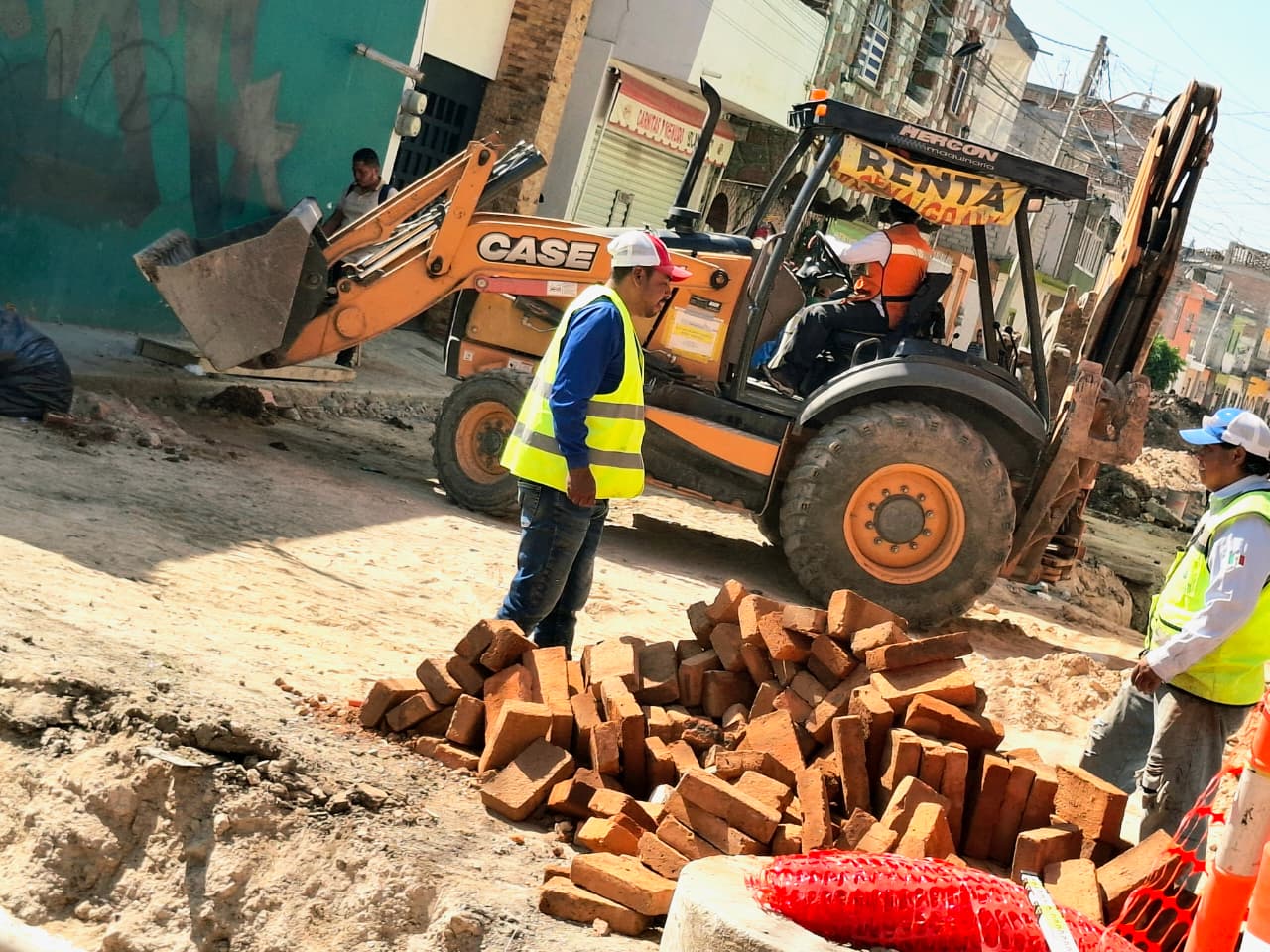 Invierte SAPAS $5.4 millones en la rehabilitación del colector sanitario del tramo Industria-Baillères de la calle Lucero