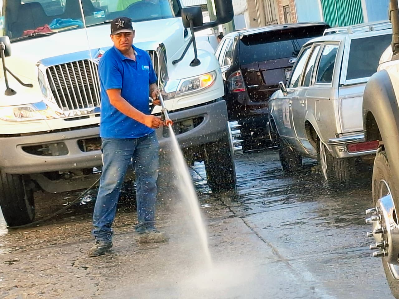 Realiza el SAPAS acciones de limpieza y lavado en la calle Lucero y otros puntos de la ciudad tras lluvia intensa