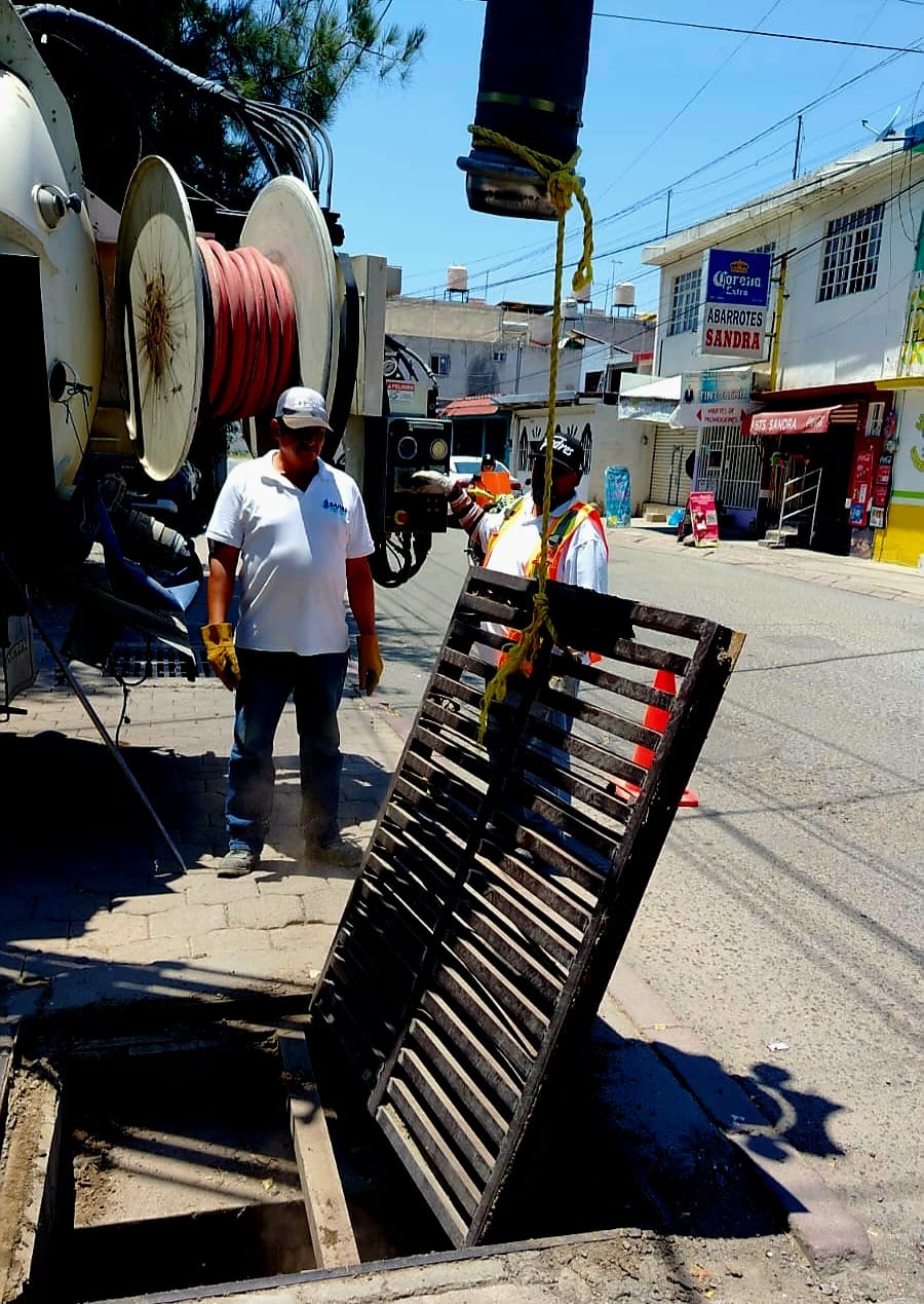 Limpia SAPAS rejillas en Valle de San José y llama a cuidar el sistema pluvial