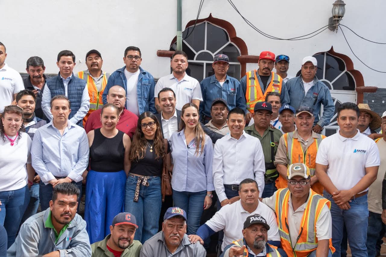 Reconoce Melanie a trabajadores del SAPAS que repararon el socavón